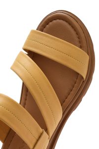 صندل زنانه چرمی زرد سگک‌دار دری مد