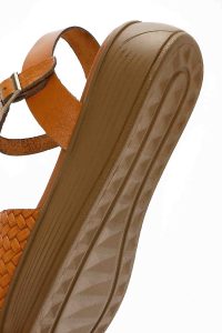 صندل زنانه چرمی قهوه‌ای با بند و زیره ضخیم دری مد