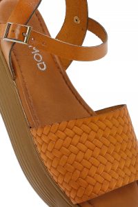 صندل زنانه چرمی قهوه‌ای با بند و زیره ضخیم دری مد