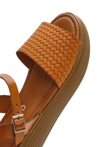 صندل زنانه چرمی قهوه‌ای با بند و زیره ضخیم دری مد