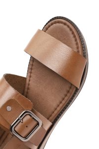 صندل زنانه چرمی قهوه‌ای روشن سگک‌دار مدل بدروم دری مد