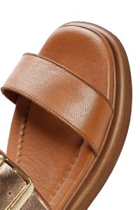 صندل زنانه چرمی قهوه‌ای روشن سگک‌دار دری مد