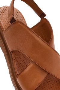 صندل زنانه چرمی قهوه‌ای روشن کشی دری مد