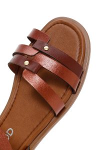 صندل زنانه چرمی قهوه‌ای مدل بدروم دری مد