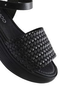 صندل زنانه چرمی مشکی با بند و زیره ضخیم دری مد