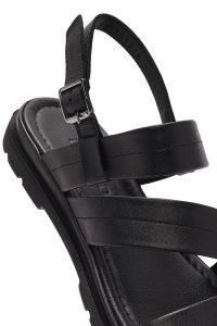 صندل زنانه چرمی مشکی سگک‌دار دری مد