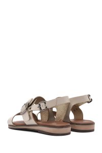 صندل زنانه چرمی کرم سگک‌دار مدل بدروم دری مد