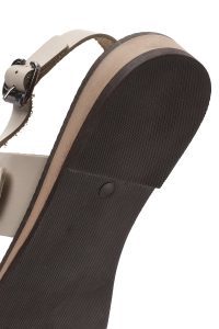 صندل زنانه چرمی کرم سگک‌دار مدل بدروم دری مد