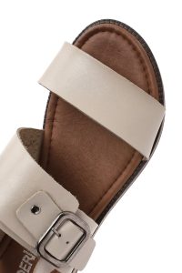 صندل زنانه چرمی کرم سگک‌دار مدل بدروم دری مد