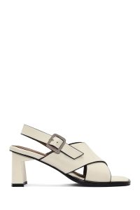 صندل زنانه کرم چرم بنددار پاشنه‌ضخیم دری مد