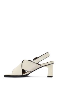 صندل زنانه کرم چرم بنددار پاشنه‌ضخیم دری مد