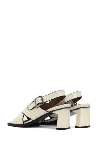 صندل زنانه کرم چرم بنددار پاشنه‌ضخیم دری مد