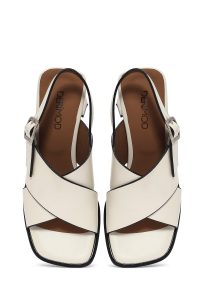 صندل زنانه کرم چرم بنددار پاشنه‌ضخیم دری مد