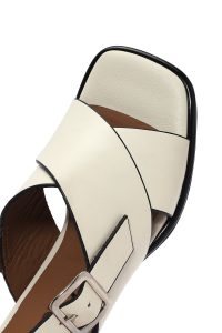 صندل زنانه کرم چرم بنددار پاشنه‌ضخیم دری مد