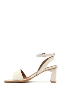 صندل زنانه کرم چرم بنددار پاشنه‌ضخیم دری مد