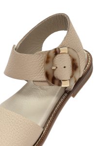 صندل زنانه کرم چرم سگک‌دار دری مد