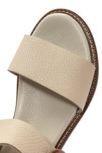 صندل زنانه کرم چرم سگک‌دار دری مد