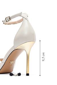 صندل زنانه کرم چرم پاشنه‌نازک بنددار دری مد