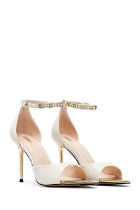 صندل زنانه کرم چرم پاشنه‌نازک بنددار دری مد