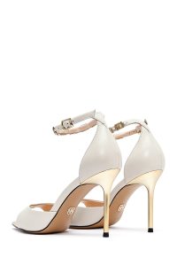 صندل زنانه کرم چرم پاشنه‌نازک بنددار دری مد