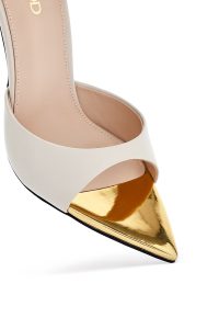 صندل زنانه کرم چرم پاشنه‌نازک بنددار دری مد