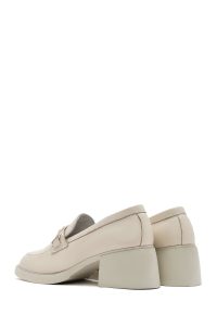 لوفر زنانه کرم بند دار پاشنه کوتاه چرم راحتی دری مد