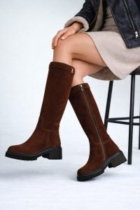 چکمه زنانه چرم جیر قهوه‌ای زیپ‌دار زیره‌ضخیم دری مد