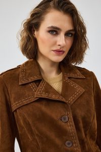 کت چرم جیر کوتاه قهوه ای مایل به زرد زنانه جیزل دری مد