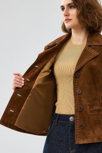 کت چرم جیر کوتاه قهوه ای مایل به زرد زنانه جیزل دری مد