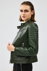 کت چرم کوتاه کلاهدار خاکی زنانه زوم دری مد