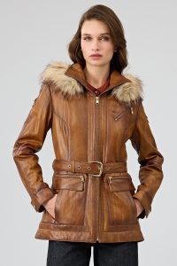 کت چرمی زنانه کاراملی کلاه‌دار کمربنددار Donatella دری مد