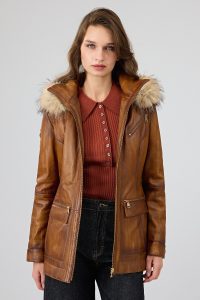 کت چرمی زنانه کاراملی کلاه‌دار کمربنددار Donatella دری مد