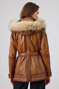 کت چرمی زنانه کاراملی کلاه‌دار کمربنددار Donatella دری مد