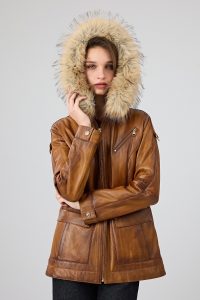 کت چرمی زنانه کاراملی کلاه‌دار کمربنددار Donatella دری مد