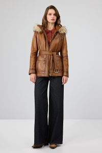 کت چرمی زنانه کاراملی کلاه‌دار کمربنددار Donatella دری مد