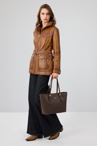 کت چرمی زنانه کاراملی کلاه‌دار کمربنددار Donatella دری مد