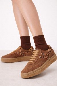 کتونی زنانه جیر قهوه‌ای بنددار دری مد