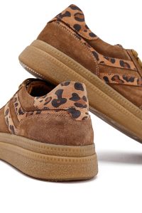 کتونی زنانه جیر قهوه‌ای بنددار دری مد