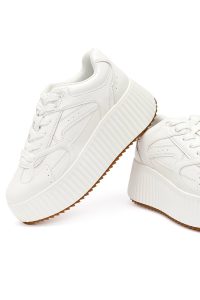 کتونی زنانه سفید بنددار لژدار دری مد