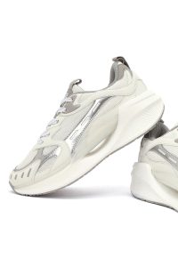 کتونی زنانه نقره‌ای بنددار لژدار دری مد Studio