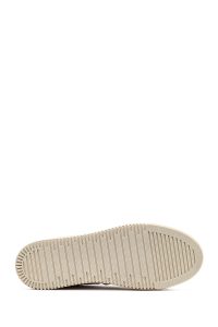 کتونی زنانه چرم بژ بنددار لژدار طرح‌دار دری مد