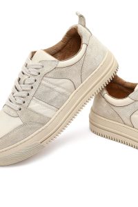 کتونی زنانه چرم بژ بنددار لژدار طرح‌دار دری مد