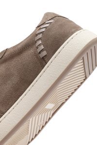 کتونی زنانه چرم جیر بژ مایل به خاکستری بنددار دری مد