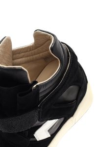 کتونی زنانه چرم مشکی بنددار با لژ بلند دری مد