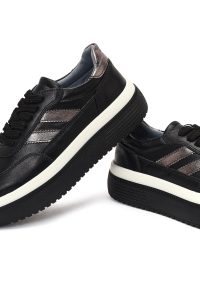 کتونی زنانه چرم مشکی بنددار لژدار دری مد