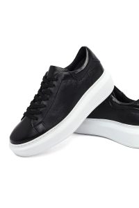 کتونی زنانه چرم مشکی بنددار لژدار دری مد