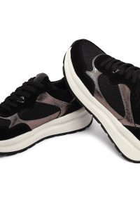 کتونی زنانه چرم مشکی بنددار لژدار دری مد