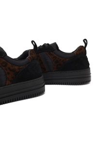 کتونی زنانه چرم مشکی بنددار لژدار طرح‌دار دری مد