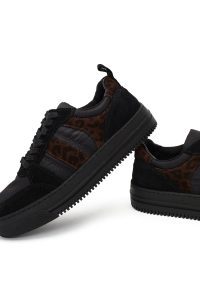 کتونی زنانه چرم مشکی بنددار لژدار طرح‌دار دری مد