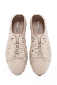 کتونی زنونه چرم طرحدار بژ بنددار راحتی دری مد